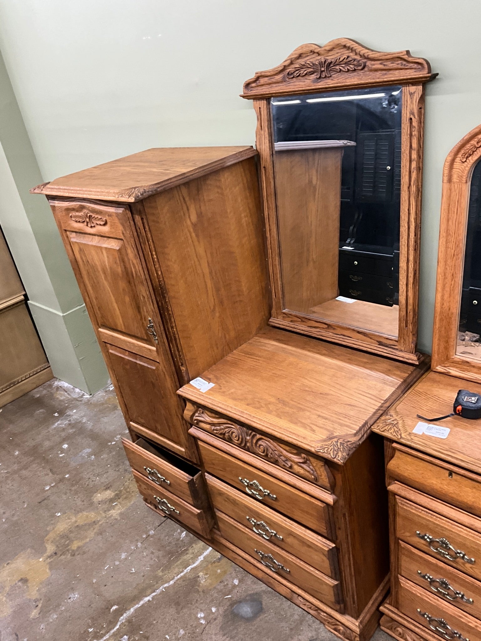 Fine Oak Chest of Drawers w/ Mirror